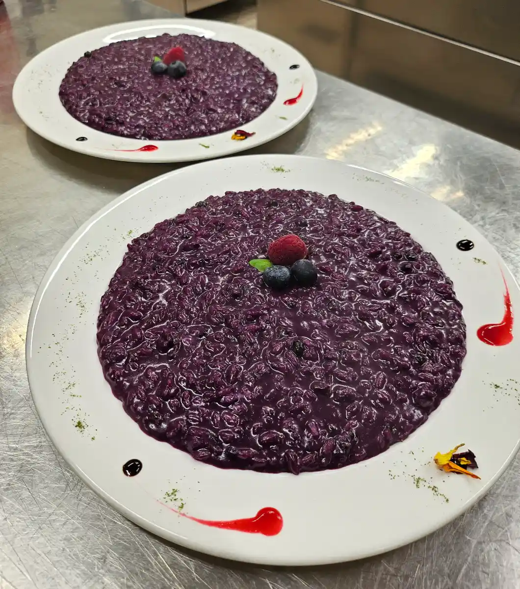 Vista sul mare da una montagna